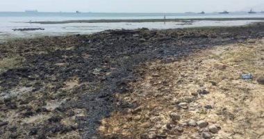 صور .. النيابة تعاين موقع التلوث البترولي بشاطئ السويس
