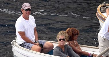توم هانكس وزوجته فى جزيرة كابرى الإيطالية.. اعرف التفاصيل