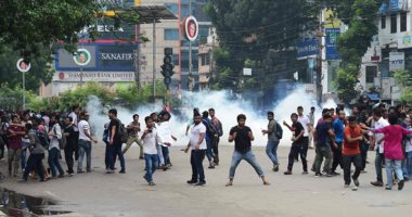 شرطة بنجلاديش تطلق الغاز لتفريق آلاف المحتجين على مقتل طالبين