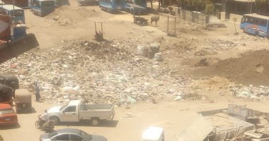 صور..مواطن يشكو من تراكم القمامة بشوارع المطرية  