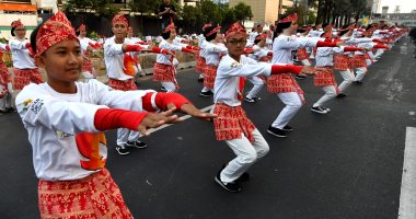 صور..الرئيس الإندونيسى يرقص فى شوارع جاكرتا احتفالا بدورة الألعاب الآسيوية