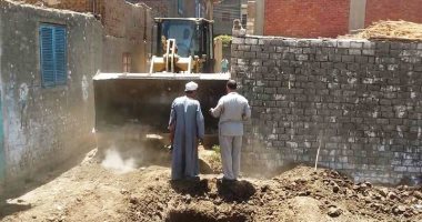 إزالة 11 حالة تعدى على الأراضى الزراعية بمدينة طهطا بسوهاج