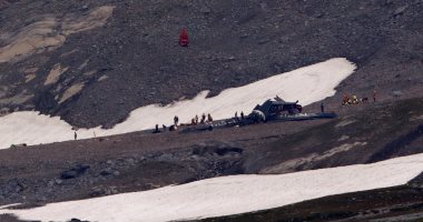 صور.. اللحظات الأولى لتحطم طائرة ركاب صغيرة فى جبال الألب بسويسرا