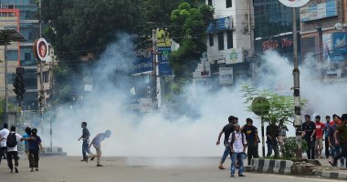 صور..اشتباكات عنيفة بين الشرطة ومحتجين فى بنجلاديش بعد مقتل طالبين
