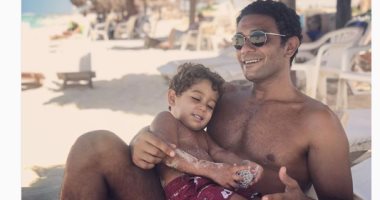آسر ياسين يستمتع بإجازته الصيفية مع نجله.. ويعلق " أجمل ما فى الحياة" 