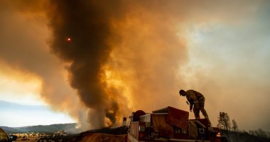 صور.. القوات الأمريكية تواصل إطفاء حرائق كاليفورنيا الكارثية