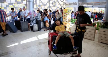 صور.. السياح يغادرون إندونيسيا بعد زلزال جزيرتى بالى ولومبوك