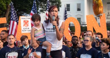 فنانون أمريكيون يتظاهرون ضد سياسة ترامب أمام البيت الأبيض