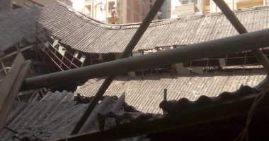صور.. سقوط سقف حديد متهالك بمخزن القطن بالإسكندرية دون اصابات