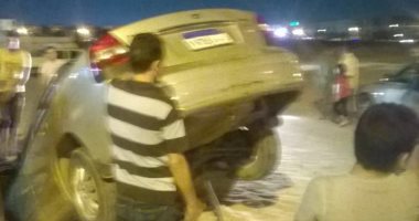 صور.. سقوط سيارة فى حفرة بالمجاورة ٤٥ فى العاشر من رمضان 