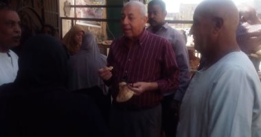 محافظ أسوان يفاجئ المخابز البلدية بعد شكاوى من دقيق الخبز