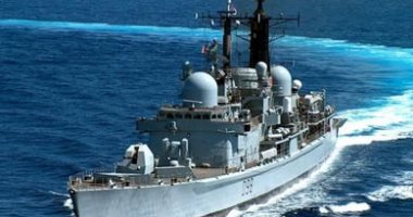 مدمرة بريطانية ترافق سفينتين حربيتين روسيتين أثناء مرورهما ببحر المانش