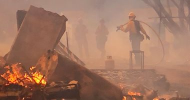 صور.. رجال الإنقاذ فى أمريكا يواصلون إخماد حريق مجمع ميندوسينو شمال كاليفورنيا