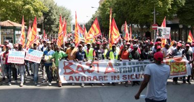 صور.. عمال أجانب يتظاهرون فى إيطاليا إثر مقتل 16 من زملائهم فى حادثى سير