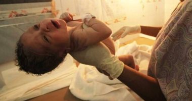 سيدة تضع مولودها فى الشارع بعد رفض المستشفى استقبالها بالمغرب ..فيديو
