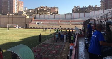 صور.. أمن الغربية يخلى استاد بلدية المحلة قبل مباراة سيدى سالم