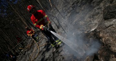صور.. رجال الإطفاء يحاولون السيطرة على حريق الغابات بالبرتغال