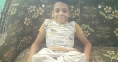 صور.. مأساة "عمرو" تحمله والدته إلى المستشفى ببنى سويف ويحتاج لزراعة نخاع وجراحة بالكلى