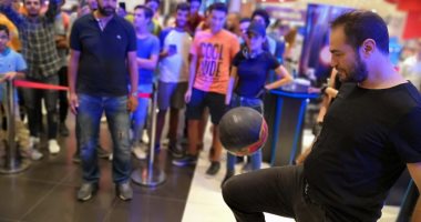 صور .. بيجاتو يتحدى السقا بالكرة فى افتتاح بطولة الألعاب الإلكترونية