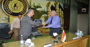 معهد إعداد القادة بحلوان يكرم رئيس جامعة النهضة ببنى سويف 