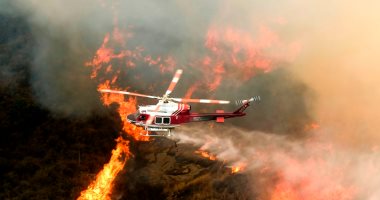 رجال الإطفاء باليونان يواصلون جهود إخماد حرائق الغابات فى منطقة إيفيا