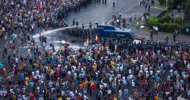 آلاف الرومانيين يتظاهرون لليوم الثانى للمطالبة بإقالة الحكومة