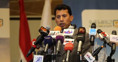 وزير الرياضة يؤازر بعثة المصرى هاتفياً قبل موقعة الكونفدرالية