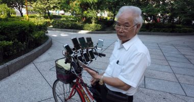 مسن يستخدم 11 هاتفا ذكيا على دراجته للعب "بوكيمون جو"