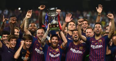 فيديو.. القائد ميسى يرفع كأس السوبر الإسباني فى احتفال برشلونة باللقب
