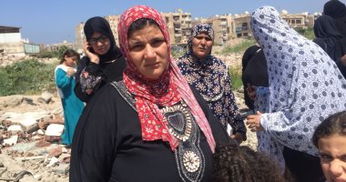 فيديو وصور .. معاناة 3 عائلات تطالب بمأوى بديل بعد إزالة العشش ببورسعيد