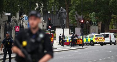 صور.. شرطة بريطانيا تغلق محطة مترو قرب البرلمان بعد اصطدام سيارة بحاجز أمنى