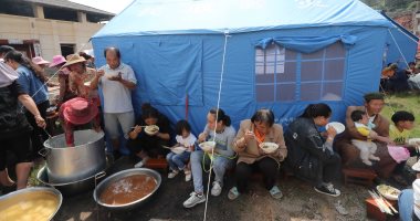صور.. مواطنو جنوب غرب الصين يتناولون الطعام داخل الخيام بعد زلزال قوته 5 ريختر 