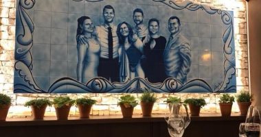 صور.. شقيقة رونالدو ترسم جدارية مذهلة لعائلة الدون بمطعم فى البرازيل