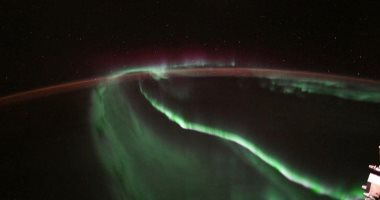 رائد فضاء يلتقط صورة مذهلة للشفق القطبى الشمالى من داخل محطة الفضاء