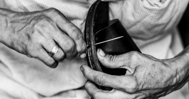 حكاية رحلة "عم عصفور".. و55 سنة من صناعة الأحذية اليدوية فى باب الشعرية