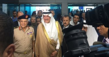 فيديو وصور.. سفير السعودية يودع حجاج أسر شهداء الجيش والشرطة من مطار القاهرة