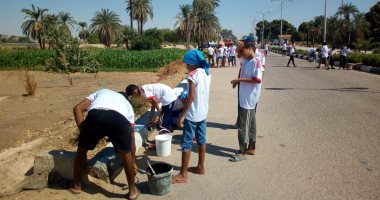 صور.. 60 شابا بمدينة الطود يشاركون فى مبادرة "شارك نظف" لتجميل الشوارع
