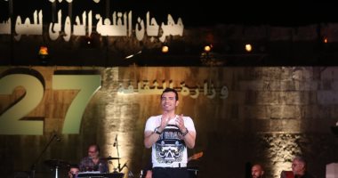 صور.. إيهاب توفيق يختتم حفل مهرجان محكى القلعة بـ "مالهومش فى الطيب"