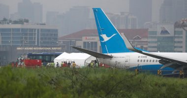 صور.. انزلاق طائرة صينية على مدرج مطار مانيلا وسط تساقط غزير للأمطار