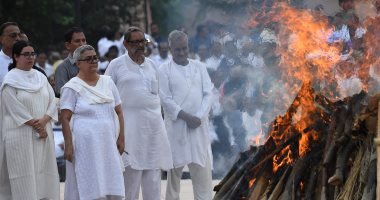 ننشر صور حرق جثمان رئيس وزراء الهند الأسبق أتال فاجبانى