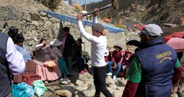 صور.. انطلاق مهرجان تكسير الصخور فى بوليفيا لجلب الحظ