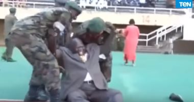 شاهد..وزير الرياضة الأوغندى يحاول ركل الكرة أمام الجماهير فيسقط على الأرض