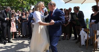أول فيديو لرقصة بوتين مع وزيرة خارجية النمسا فى حفل زفافها 