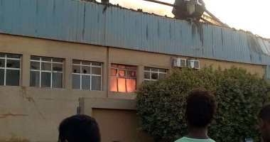 النيابة تعاين موقع حريق مصنع مكاتب بالسلام للوقوف على أسباب الحادث