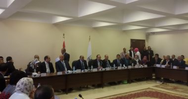  وزير التنمية المحلية يلتقى مسئولى ونواب محافظة بنى سويف  