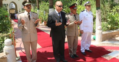 محافظ القاهرة وقائد المنطقة المركزية يضعان إكليل الزهور على مقابر الشهداء