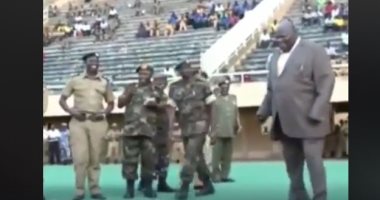 فيديو .. "ما يقع إلا الشاطر".. وزير أوغندى يسقط أرضًا بعد ركله الكرة فى افتتاح ملعب جديد