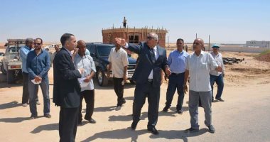 محافظ الوادي الجديد يتفقد مشروع موقف سيارات الأجرة الجديد بمدينة الخارجة