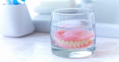 إبتكار طاقم أسنان يستطيع إزالة  15% من البكتيريا المتراكمة