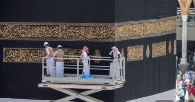 شئون المسجد الحرام والمسجد النبوى تباشر إسدال ثوب الكعبة بمشاركة 46 مختصا